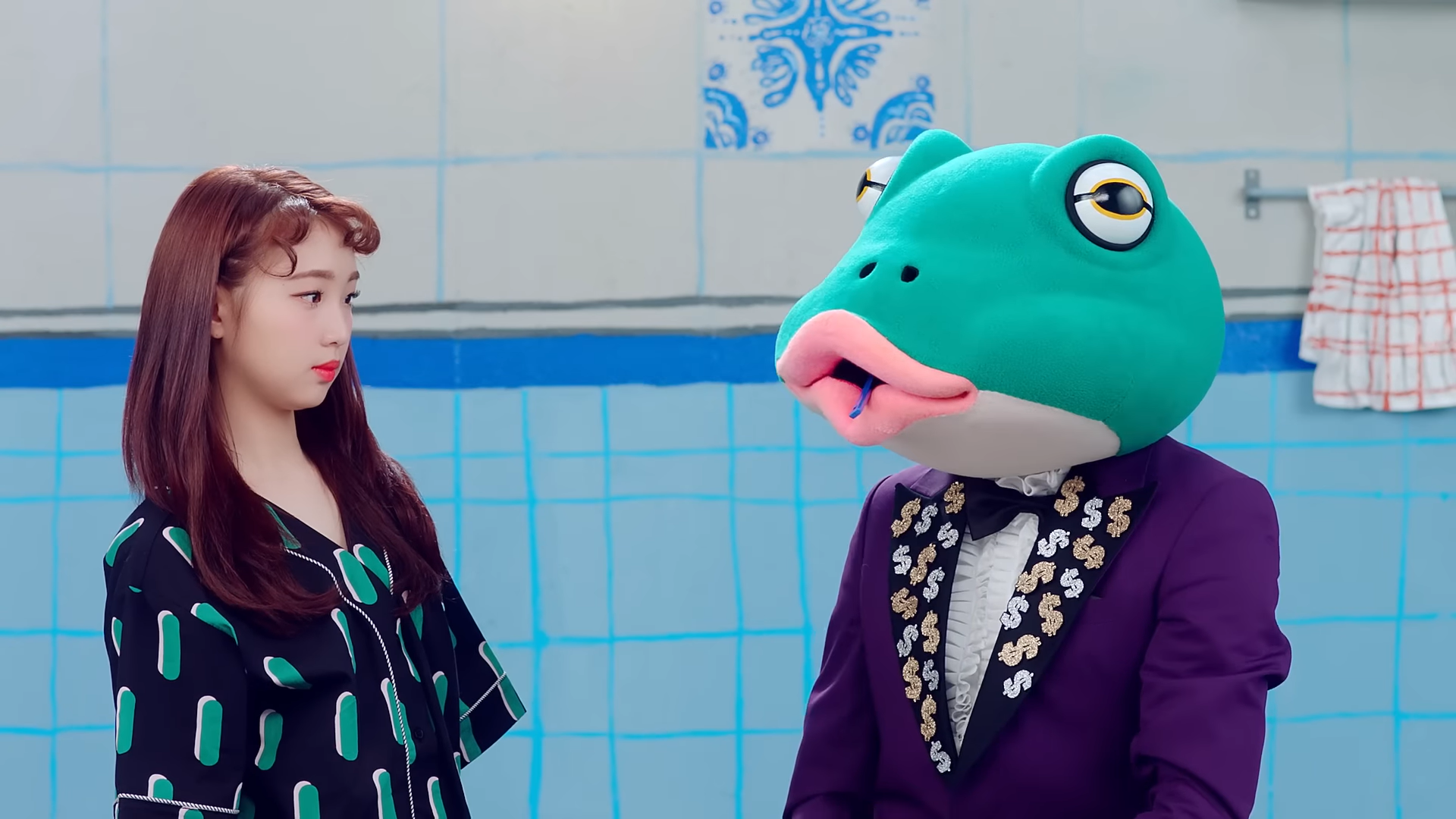 Yeojin staring at the frog.